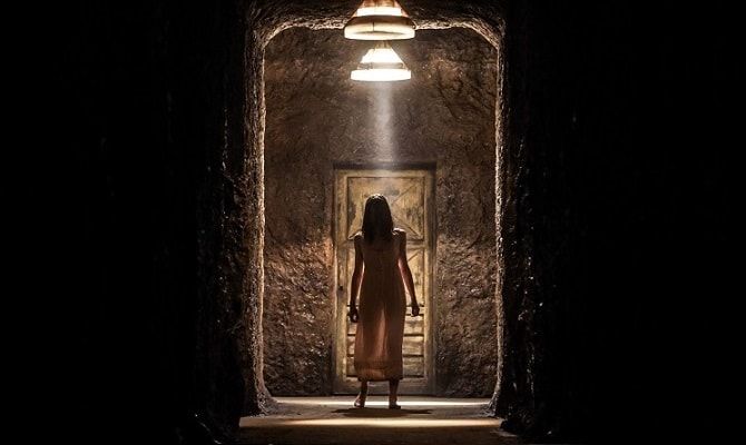 Дівчина у лабіринті